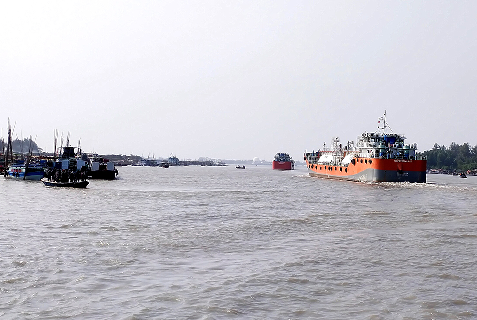 সেতু হচ্ছে মোংলা নদীতে