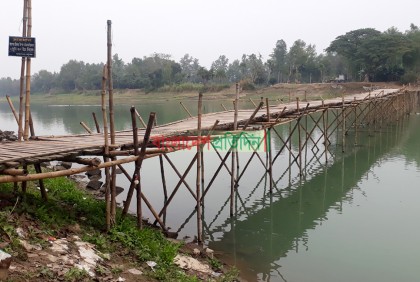 বাঁশের সাঁকোই নদী পারাপারে একমাত্র ভরসা