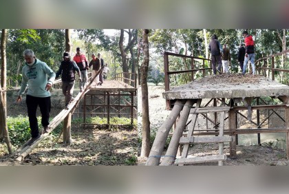সেতুতে ওঠানামায় ব্যবহার করা হয় বাঁশের সাঁকো

