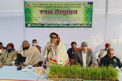 রাইস ট্রান্সপ্লান্টারের মাধ্যমে ধানের চারা রোপণ কার্যক্রমের উদ্বোধন