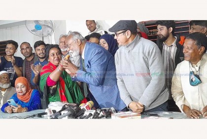 মিষ্টি নিয়ে তৈমুরের বাসায় আইভী