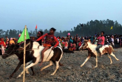দিনাজপুরে ঐতিহ্যবাহী ঘোড়া দৌড় প্রতিযোগিতা