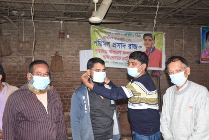 বগুড়ায় রাজাবাজার ব্যবসায়ীদের মাঝে মাস্ক বিতরণ