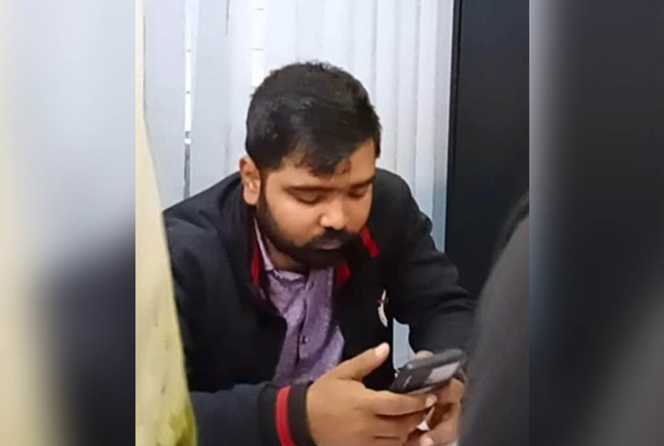 ঘুষ নেওয়ার অভিযোগে সেই অফিস সহায়ককে বদলি