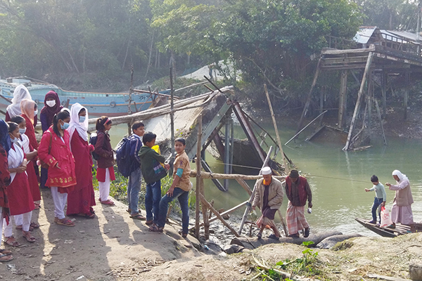 মোরেলগঞ্জে ব্রিজ ভেঙে দুর্ভোগে শতশত মানুষ