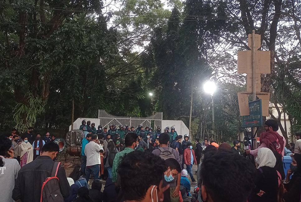 পুলিশকে গুলি ও হত্যাচেষ্টার অভিযোগে শাবি শিক্ষার্থীদের বিরুদ্ধে মামলা