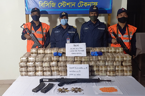 ছেড়াদ্বীপ থেকে ১১ লাখ ৯৫ হাজার ইয়াবা ও অস্ত্রসহ বোট জব্দ