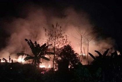 গভীর রাতে রোহিঙ্গা ক্যাম্পে আগুন


