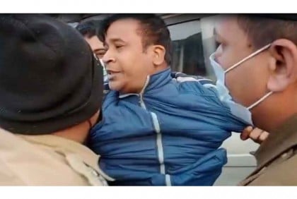 মাস্ক না থাকায় পুলিশকেই টেনে-হিঁচড়ে গাড়িতে তুলল পুলিশ