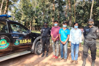 পাকুন্দিয়ায় গুলি ও চাকুসহ তিনজন গ্রেফতার