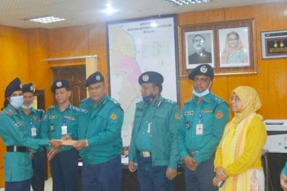 সেই নারী ট্রাফিক সার্জেন্টকে সম্মাননা প্রদান কেএমপি’র