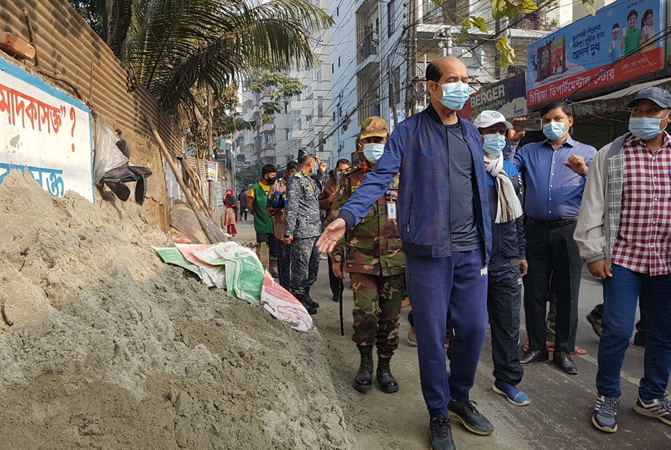 সড়কে নির্মাণ সামগ্রী, বাড়ির কাজ বন্ধের নির্দেশ দিলেন ডিএনসিসি মেয়র