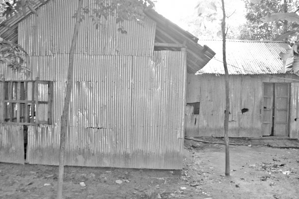 টিনের ভাঙা ঘরে শিক্ষা কার্যক্রম
