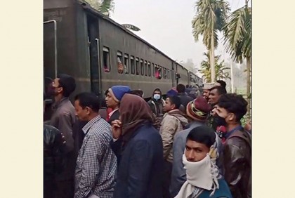 চলন্ত ট্রেনে পাথর নিক্ষেপের ঘটনায় আহত চালক 
