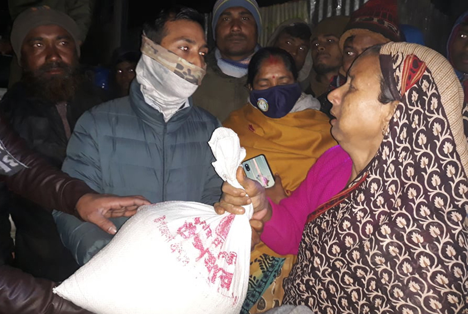 ঠাকুরগাঁওয়ে অগ্নিকাণ্ডে ক্ষতিগ্রস্ত পরিবারের মাঝে ত্রাণ বিতরণ