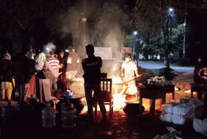 খোলা মাঠে রান্না করে খেতে হচ্ছে শাবি শিক্ষার্থীদের