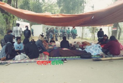উপাচার্যের পদত্যাগের দাবিতে আন্দোলন, অসুস্থ এক শিক্ষার্থী হাসপাতালে ভর্তি