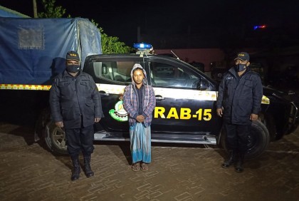 টেকনাফে র‍্যাবের অভিযানে অস্ত্র ও ইয়াবাসহ আটক ১