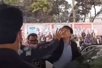 টাকা ছুড়ে মারা সেই বিদেশিকে ডেকেছে পুলিশ

