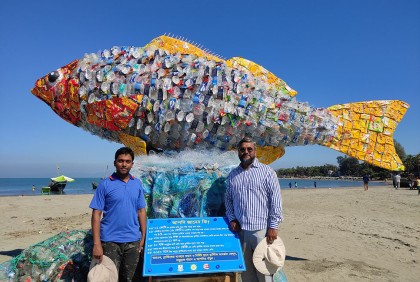 সেন্টমার্টিনে প্লাস্টিক বর্জ্য দিয়ে মাছের ম্যুরাল