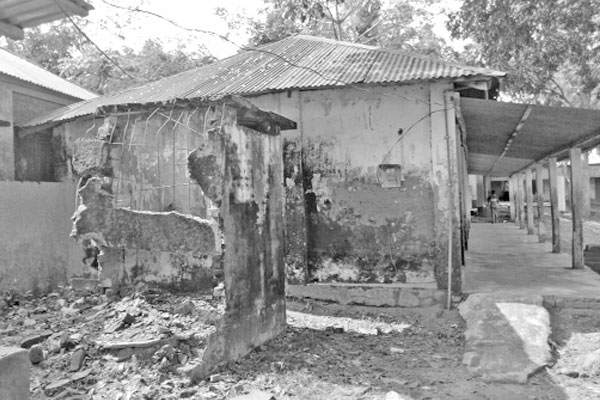 জরাজীর্ণ কক্ষে ঝুঁঁকি নিয়ে পাঠদান