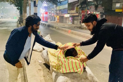 সিদ্ধিরগঞ্জে রাতভর হেঁটে হেঁটে শীতবস্ত্র বিতরণ