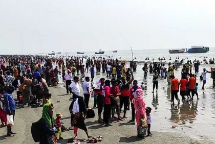 কুয়াকাটায় পর্যটকদের ভিড়, মানছেন না স্বাস্থ্যবিধি