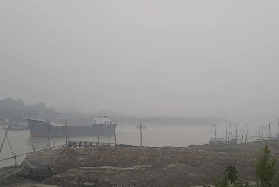 বাগেরহাটে ঘন কুয়াশায় নৌযান চলাচলে বিঘ্ন  