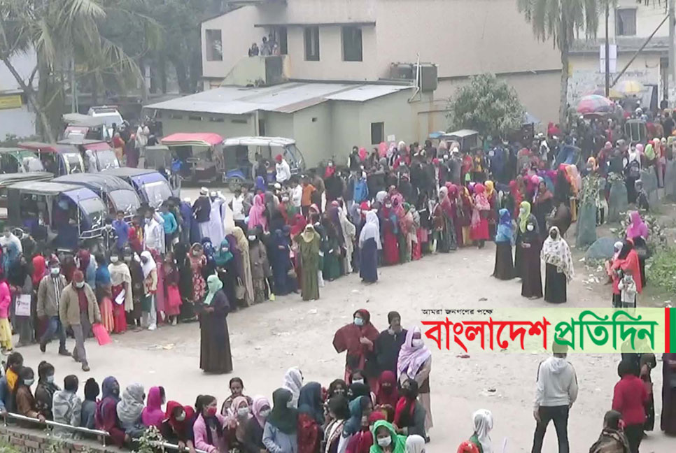 মোংলায় করোনা সংক্রমণের হার ৭৫ শতাংশ, টিকা নিতে ভিড়
