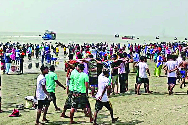 কুয়াকাটায় উপচে পড়া ভিড়, উপেক্ষিত স্বাস্থ্যবিধি