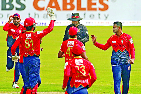 দ্যুতি ছড়ালেন স্পিনাররা