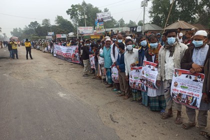 কাজিপুরে আওয়ামী লীগ নেতার উপর হামলার প্রতিবাদে মানববন্ধন