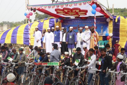 টানা ৪০ দিন জামাতে নামাজ পড়ে সাইকেল পেল ৪৫ শিশু-কিশোর

