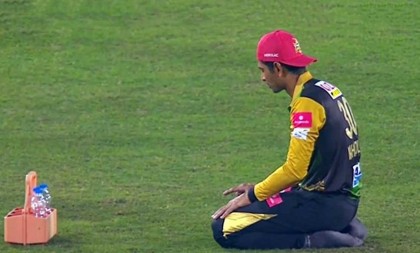 মাঠেই নামাজ পড়লেন রিয়াদ

