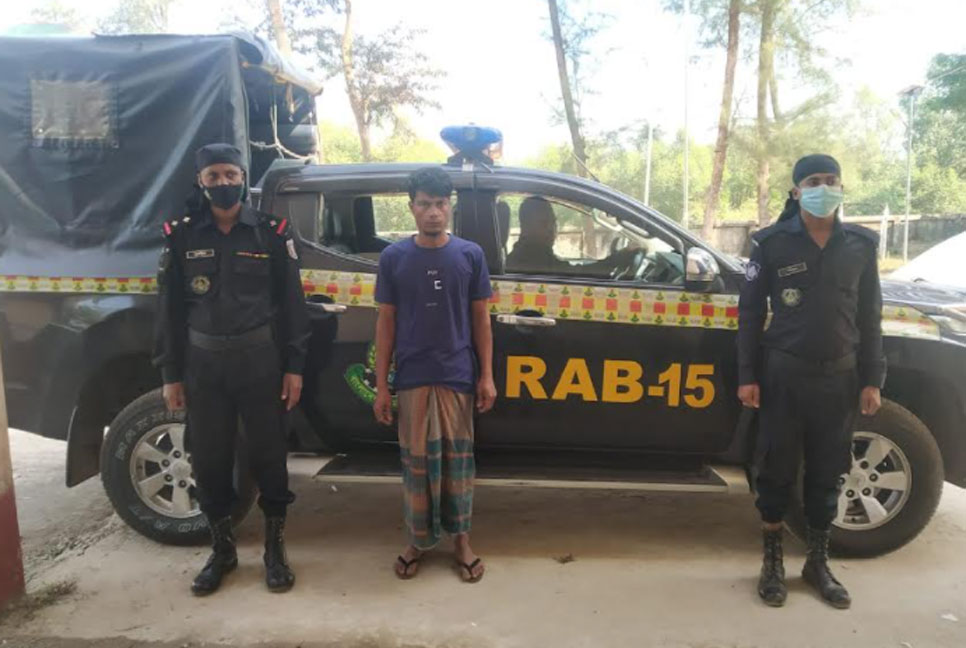 টেকনাফ র‍্যাবের অভিযানে ফেন্সিডিলসহ যুবক আটক