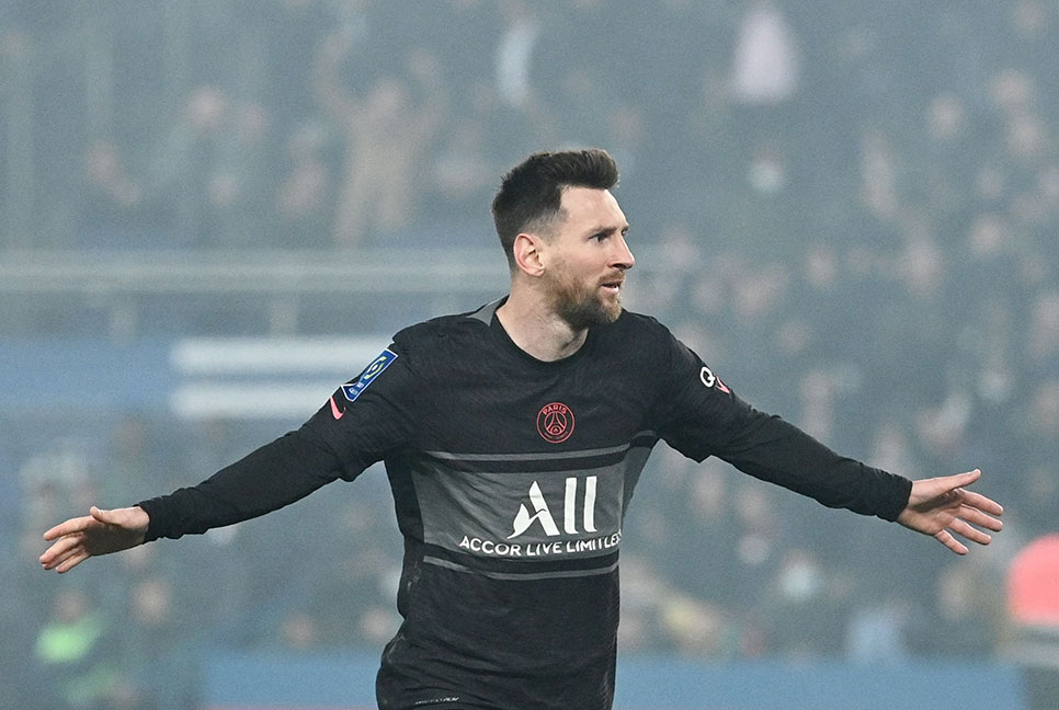 ৩২ দিন পর মাঠে নামছেন মেসি