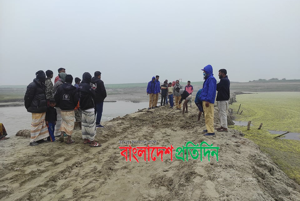 পদ্মা নদীতে মাটি ভরাট করে তৈরি রাস্তা অপসারণ করলো প্রশাসন