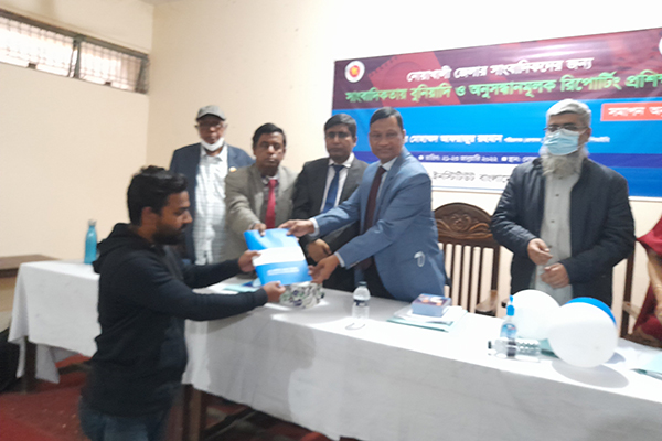 নোয়াখালীতে পিআইবির উদ্যোগে কর্মশালায় প্রশিক্ষণার্থী সাংবাদিকদের মাঝে সনদ বিতরণ