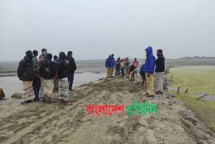 পদ্মা নদীতে মাটি ভরাট করে তৈরি রাস্তা অপসারণ করলো প্রশাসন