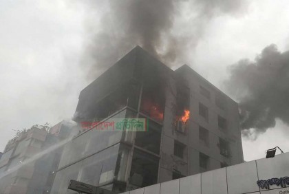প্রগতি স্বরণীতে ফার্নিচারের শো-রুমে আগুন