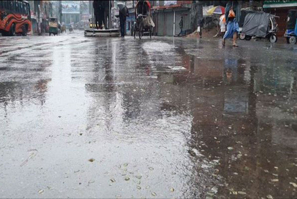 দেশের বিভিন্ন জায়গায় গুঁড়ি গুঁড়ি বৃষ্টি
