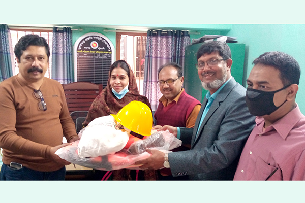 কলাপাড়ায় সিপিপি’র নতুন নারী স্বেচ্ছাসেবকদের সরঞ্জাম বিতরণ