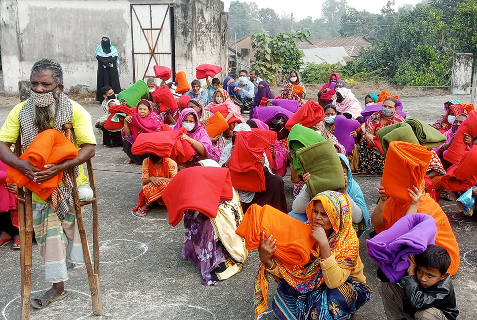 শীতার্ত মানুষের মাঝে জামালপুর জেলা প্রেসক্লাবের কম্বল বিতরণ