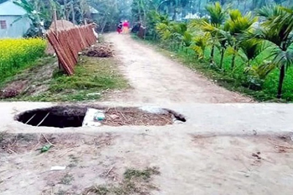 নাটোরের গুরুদাসপুরে কালভার্ট ভেঙে ৬ গ্রামের মানুষের দুর্ভোগ