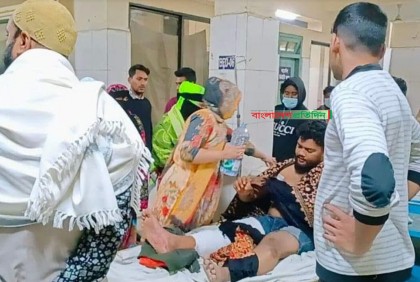  ‌‘ইভটিজিং’য়ের অভিযোগে ছাত্রলীগ নেতাসহ ৫ যুবককে গণধোলাই

