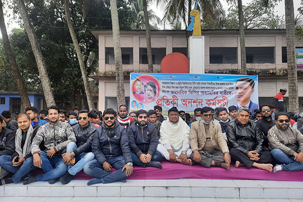 শাবি ভিসির পদত্যাগ দাবিতে জয়পুরহাটে ছাত্রদলের প্রতীকী অনশন