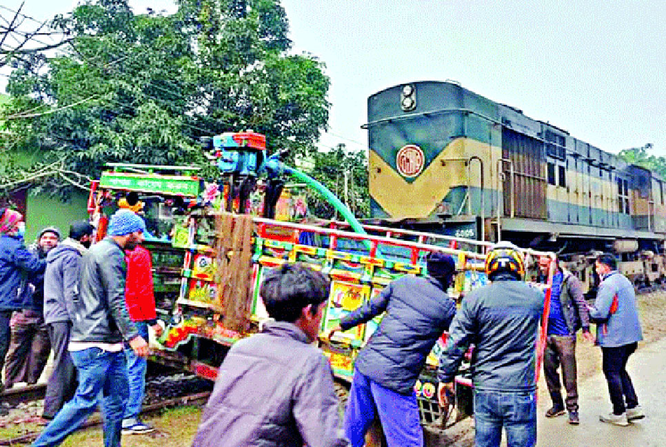 চাঁপাইনবাবগঞ্জে ট্রেন দুর্ঘটনায় তদন্ত কমিটি গঠন