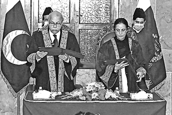 পাকিস্তানের প্রথম নারী বিচারপতি শপথ নিলেন