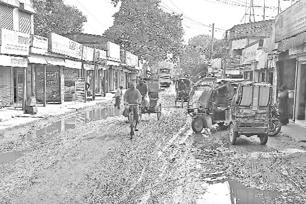 পৌরসভার বেহাল সড়কে ভোগান্তি