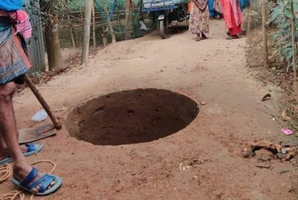 পয়োনিষ্কাশনের পানি ফেলতে সরকারি সড়কের মাঝখানে খোঁড়া হলো গর্ত!